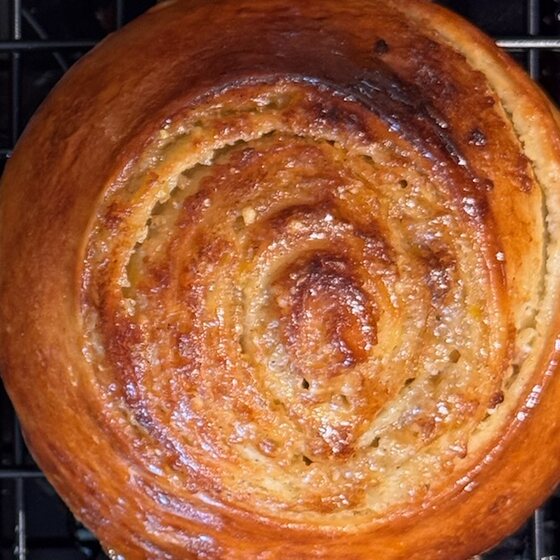 Zimtschnecke Nr. 1 von oben: goldbraun gebacken, die Spirale gut sichtbar