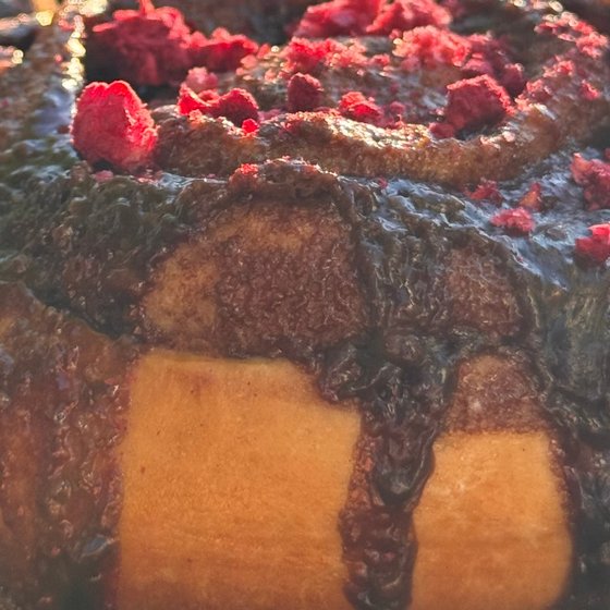 Zimtschnecke Nr. 6: mit Schokoladenglasur und roten Beerenstückchen